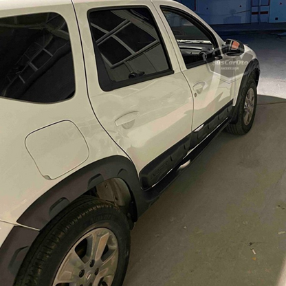 Dacia Duster 2010-2017 Compatible, Juego de 12 Piezas, Set de Molduras A Cuadros, Protectores de Puerta con Letras "Duster" y Revestimiento de Guardabarros de Plástico