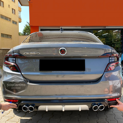 Fiat Egea Sedan 2015 en adelante difusor trasero Piano Black específico para vehículo con 4 salidas de escape cromadas, añadido de parachoques trasero negro brillante, importado de 1ª clase