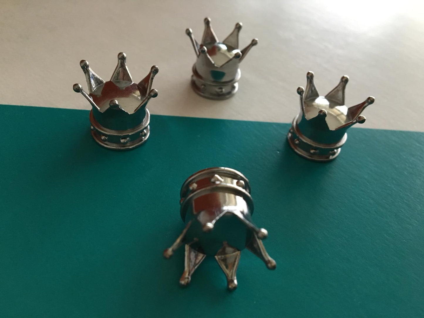 Tapones de válvula cromados de corona (4 unidades)
